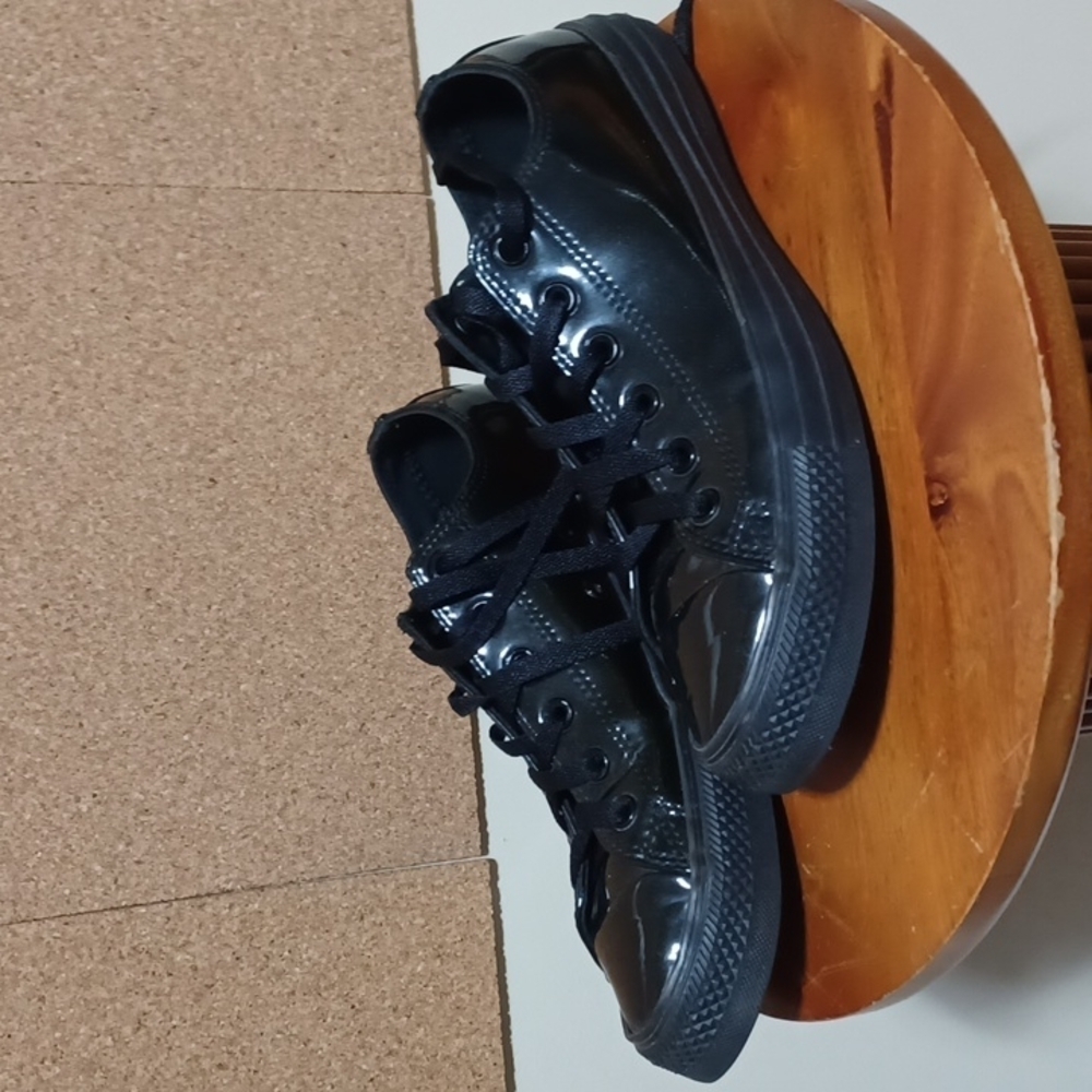 CONVERSE ALL STAR MENS SIZE 8 IN A BEAUTIFUL PATENT LEATHER METALIC DARK GREEN